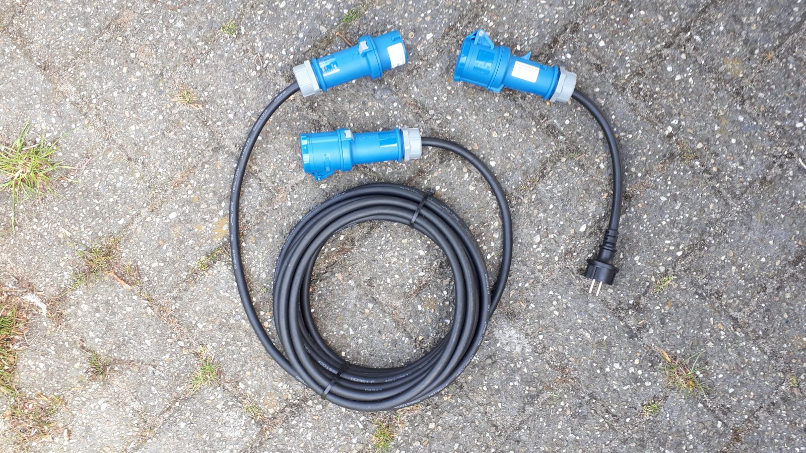CEE Stromkabel (10 m) und ein Schuko Adapter für normale Steckdosen