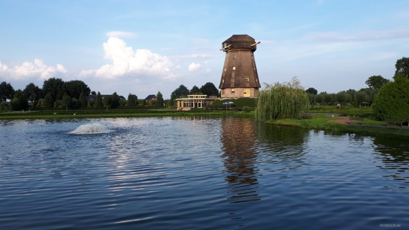 Lachsforellenteich mit Mühle im Hintergrund